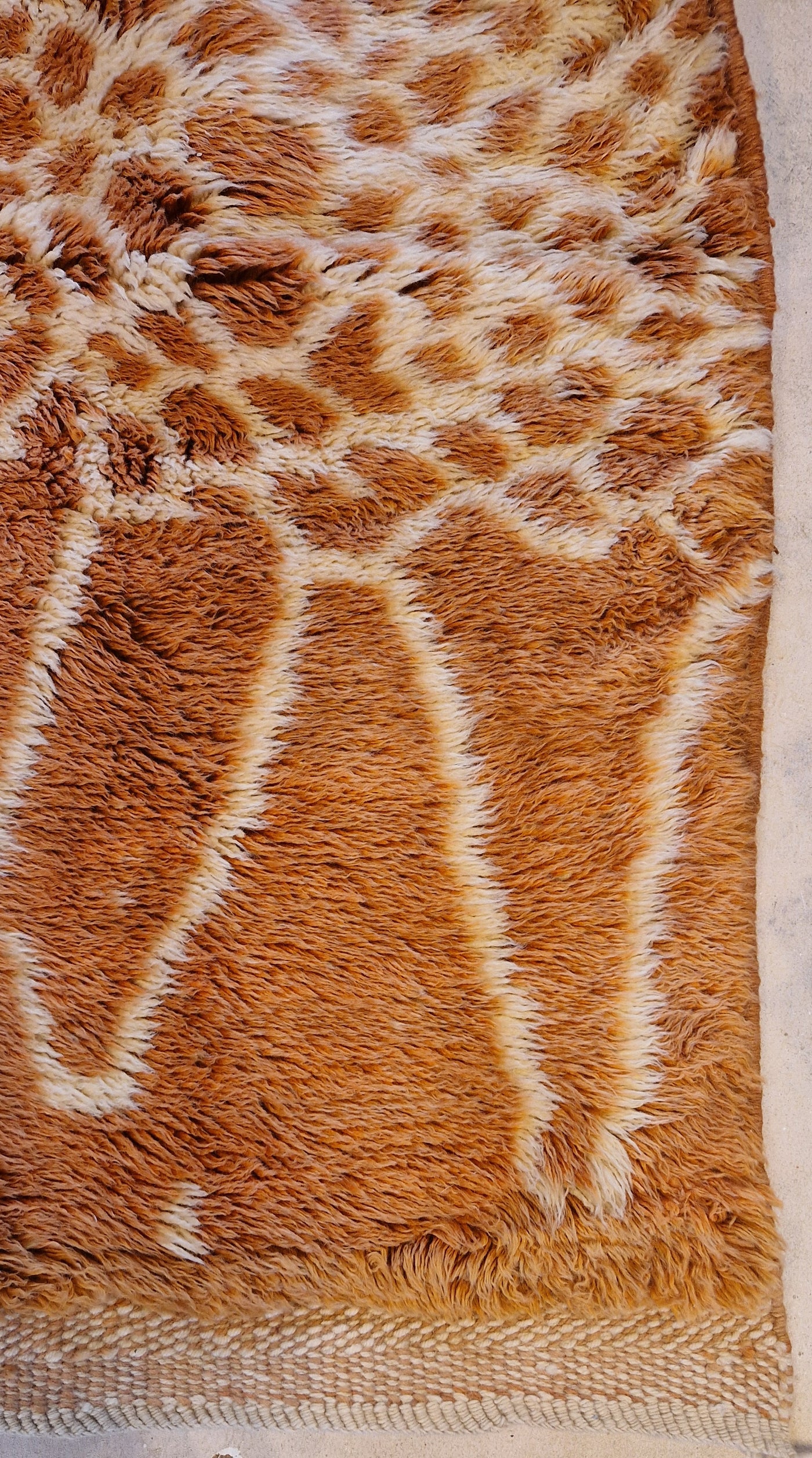 Handknuten berbermatta i bränd orange toner