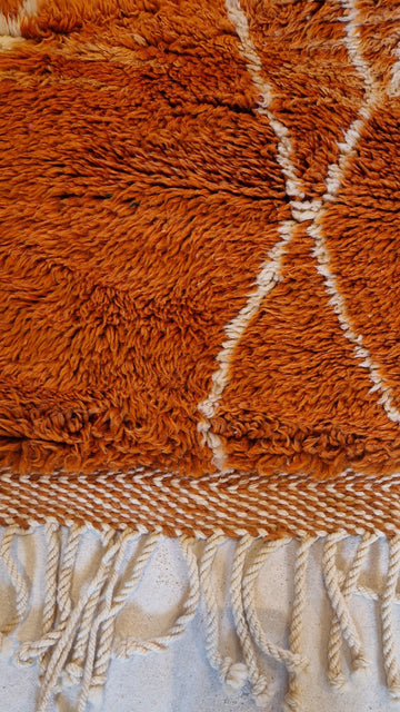 Handknuten berbermatta i bränd orange toner