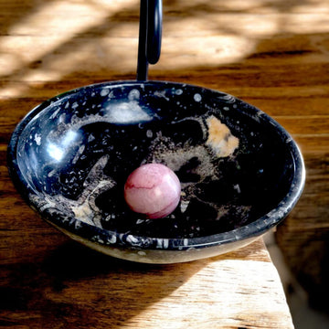 Marble sink with fossil