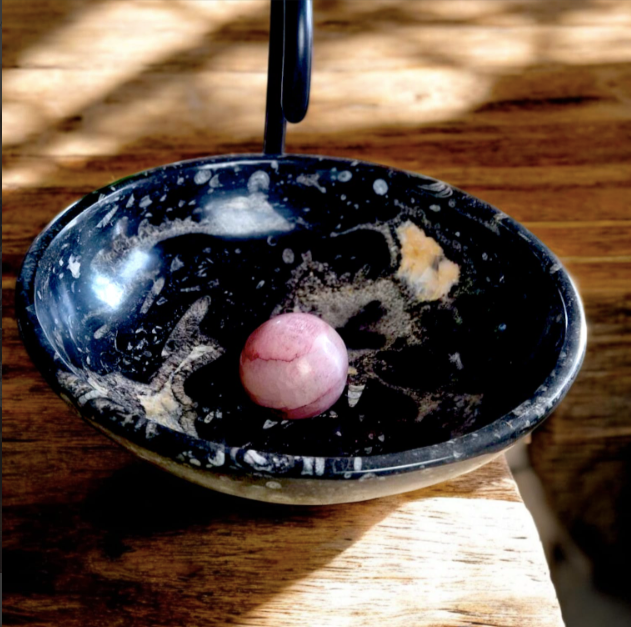 Marble sink with fossil