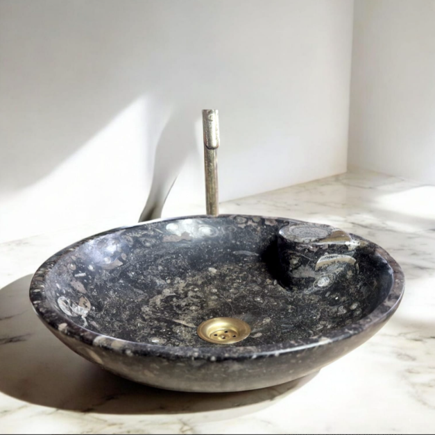 Handfat i marmor med fosil