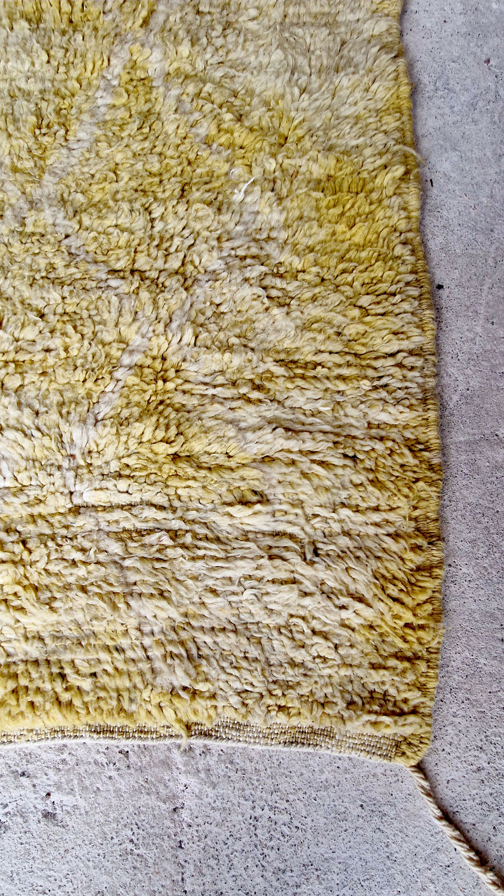 Vintage berbermatta i gult och vitt – 150 × 270 cm