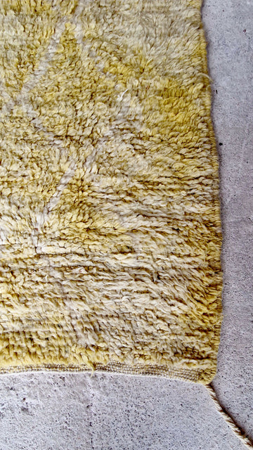 Vintage berbermatta i gult och vitt – 150 × 270 cm